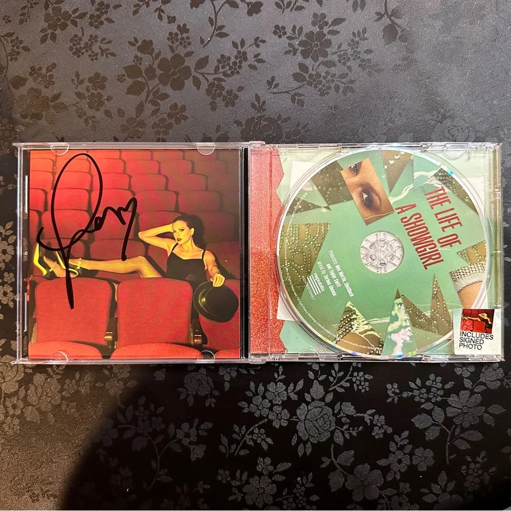 *NEW IN-HAND* Taylor Swift- The Life of a Showgirl Signed CD Insert #4 - Picture 2 of 6